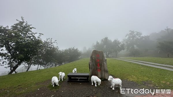 ▲丹娜絲颱風前夕，清境農場驚現壯麗火燒雲與雙彩虹。（圖／清境農場提供）