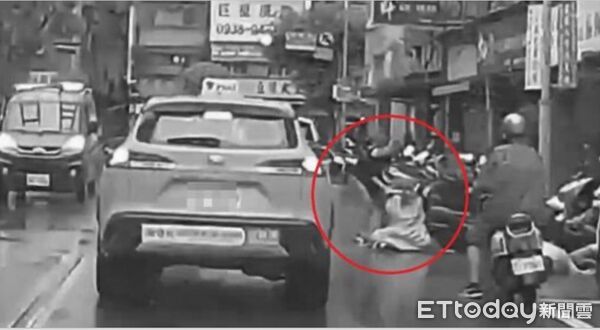 ▲▼家暴男當街殺妻、小姨！熱心騎士拿安全帽驅趕　還原現場情況。（圖／民眾提供）