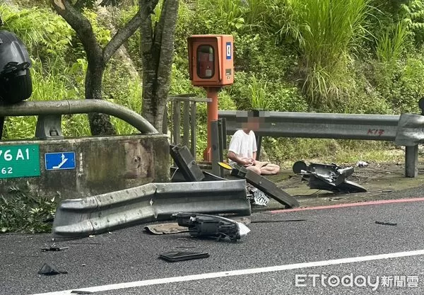 ▲▼國6詭異追撞事故…肇事車掛護欄 駕駛竟在路肩打坐。（圖／民眾提供）