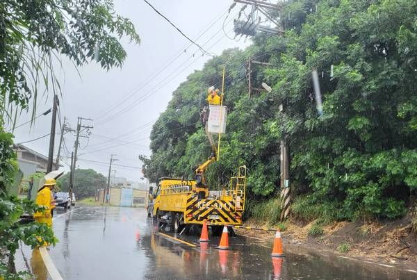 ▲丹娜絲颱風襲台，台電桃園區處不畏強風搶修。（圖／台電桃園區處提供）