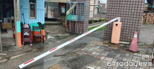 ▲台南市各校教職員與志工自發返校清理災後環境，努力恢復正常校園運作。（記者林東良翻攝，下同）