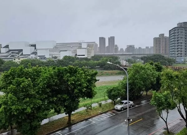 ▲桃園分區放颱風假引熱議詹江村臉書揭現況