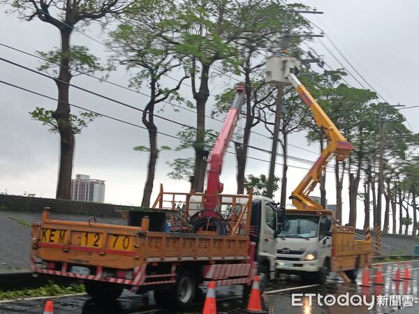 ▲丹娜絲強風吹倒台南沿海電桿與路樹，台電全力投入復電搶修作業。（記者林東良翻攝，下同）