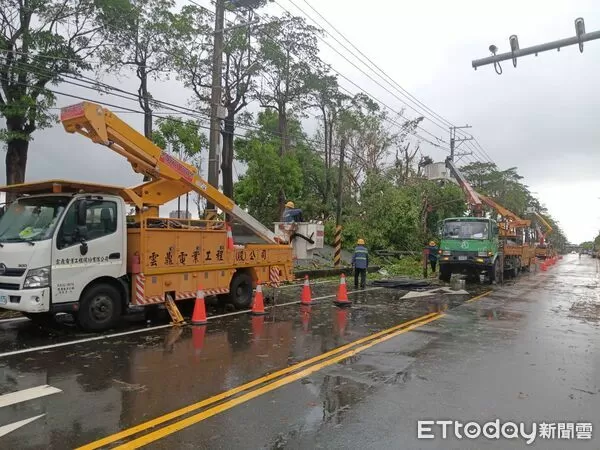 ▲丹娜絲強風吹倒台南沿海電桿與路樹，台電全力投入復電搶修作業。（記者林東良翻攝，下同）