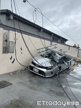 ▲丹娜絲強風吹倒台南沿海電桿與路樹，台電全力投入復電搶修作業。（記者林東良翻攝，下同）