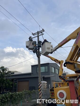 ▲丹娜絲強風吹倒台南沿海電桿與路樹，台電全力投入復電搶修作業。（記者林東良翻攝，下同）