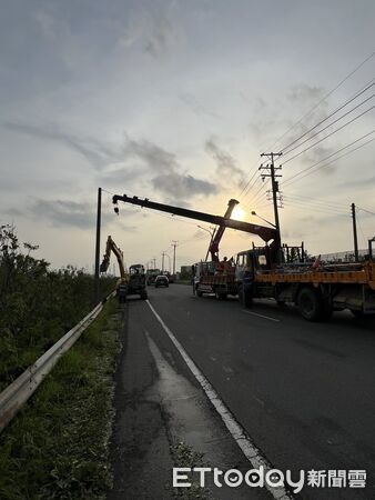 ▲丹娜絲強風吹倒台南沿海電桿與路樹，台電全力投入復電搶修作業。（記者林東良翻攝，下同）