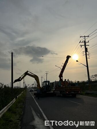 ▲丹娜絲強風吹倒台南沿海電桿與路樹，台電全力投入復電搶修作業。（記者林東良翻攝，下同）