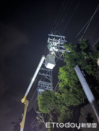 ▲丹娜絲強風吹倒台南沿海電桿與路樹，台電全力投入復電搶修作業。（記者林東良翻攝，下同）