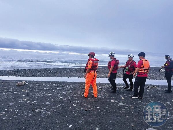 丹娜絲來襲，有民眾前往宜蘭南澳溪出海口岸際捕撈魚苗，慘遭海浪吞噬。（讀者提供）
