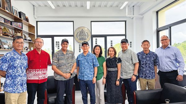 張廖拜會帛琉總統惠恕仁時，陸美良也在場，引發部內議論。（翻攝體育署官網）