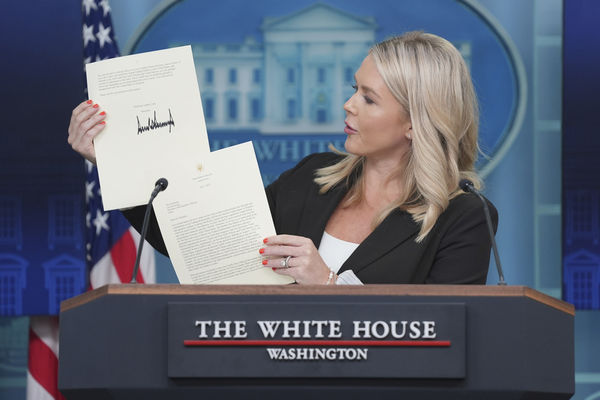 ▲▼美國白宮發言人萊維特7日在記者會上，手持致給南韓總統李在明的對等關稅稅率通知信函。（圖／達志影像／美聯社）