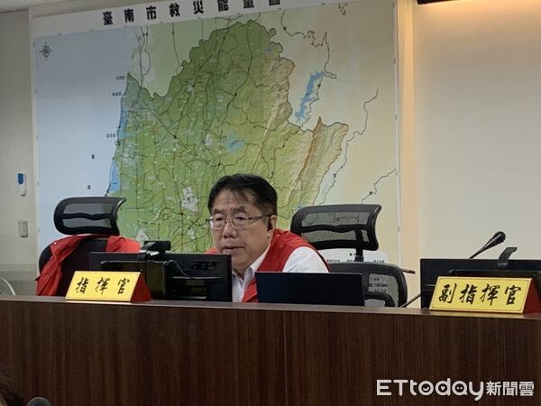 ▲台南市災害應變中心於8日上午升級為二級一階，黃偉哲市長主持會議指示災後復原行動。（記者林東良翻攝，下同）
