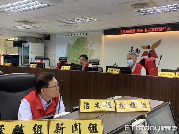 ▲台南市災害應變中心於8日上午升級為二級一階，黃偉哲市長主持會議指示災後復原行動。（記者林東良翻攝，下同）