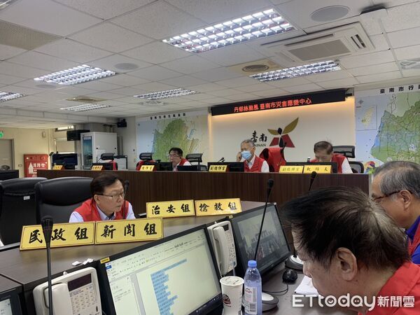 ▲台南市災害應變中心於8日上午升級為二級一階，黃偉哲市長主持會議指示災後復原行動。（記者林東良翻攝，下同）