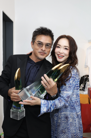▲李銘順舉囊括紅星大獎3項大獎 台上表白老婆范文芳。（圖／凱渥提供）