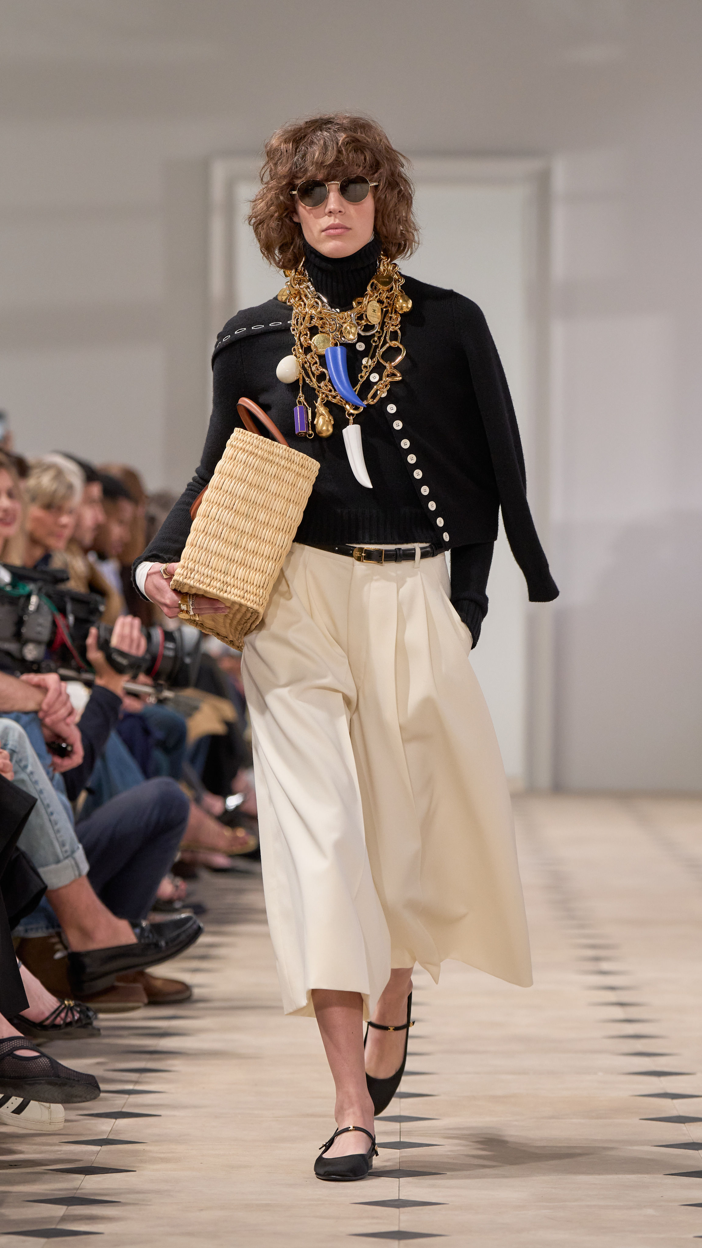 ▲▼  Celine新設計師首秀「囧臉包」  。（圖／品牌提供）