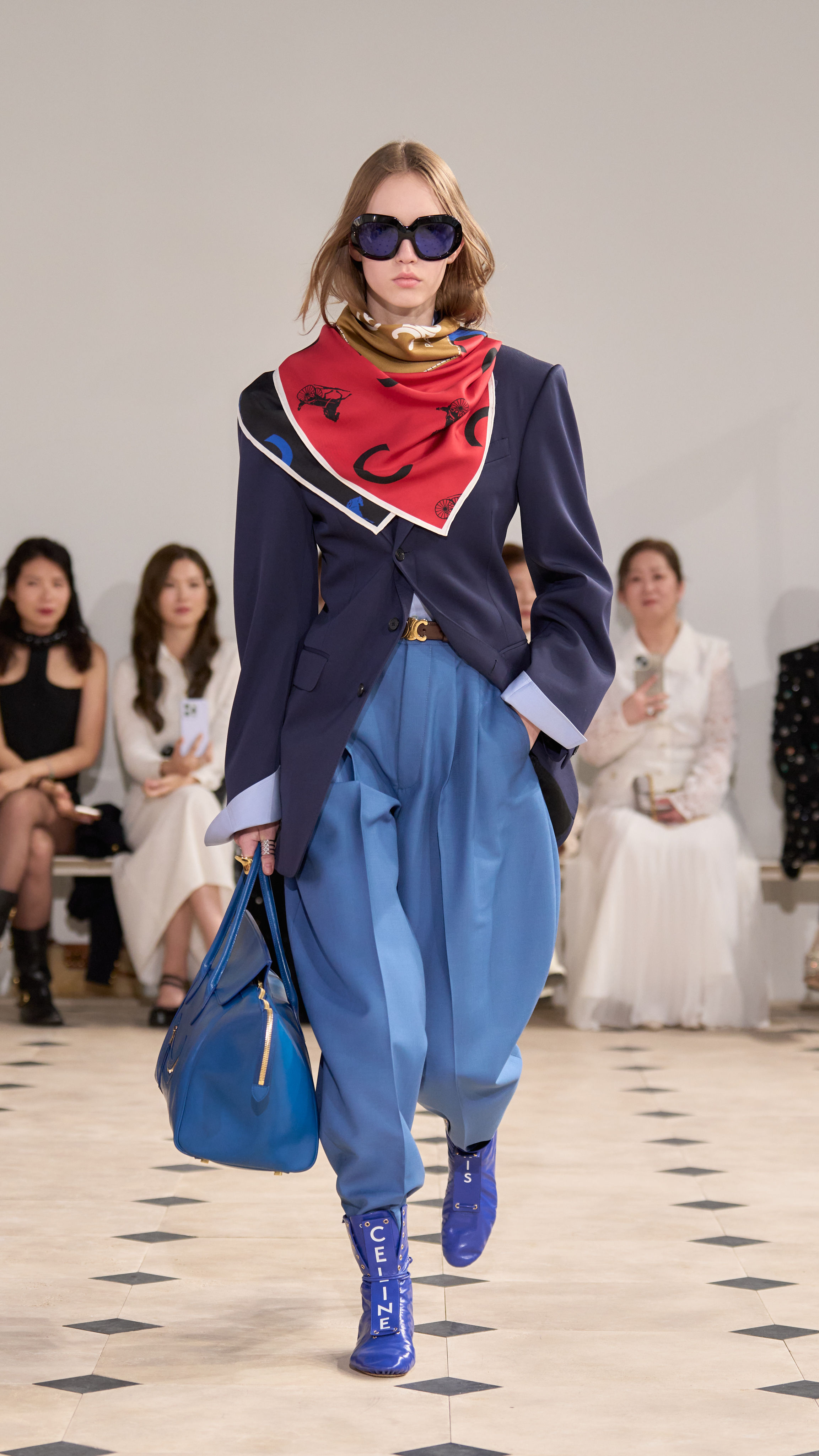 ▲▼  Celine新設計師首秀「囧臉包」  。（圖／品牌提供）