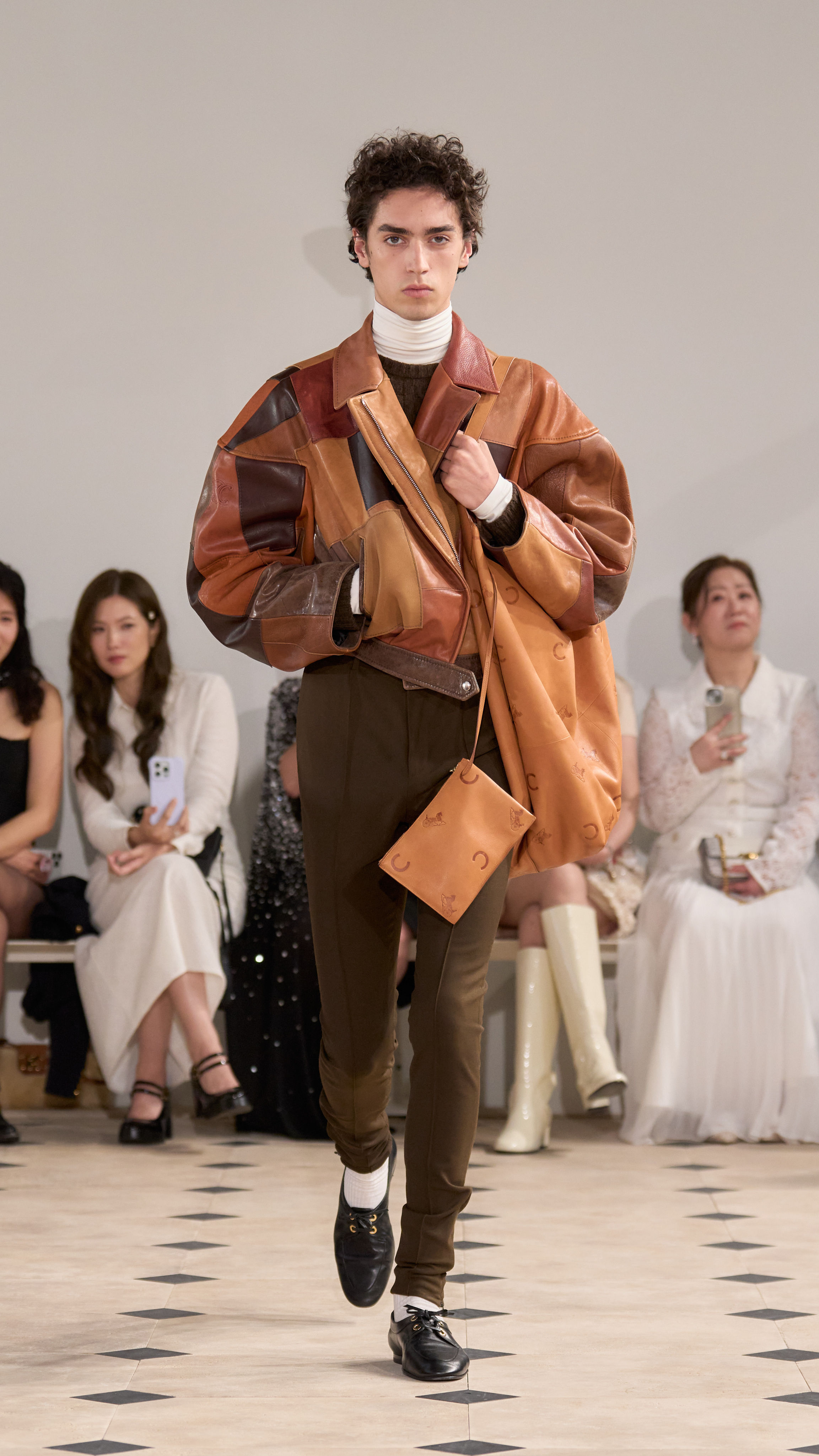 ▲▼  Celine新設計師首秀「囧臉包」  。（圖／品牌提供）