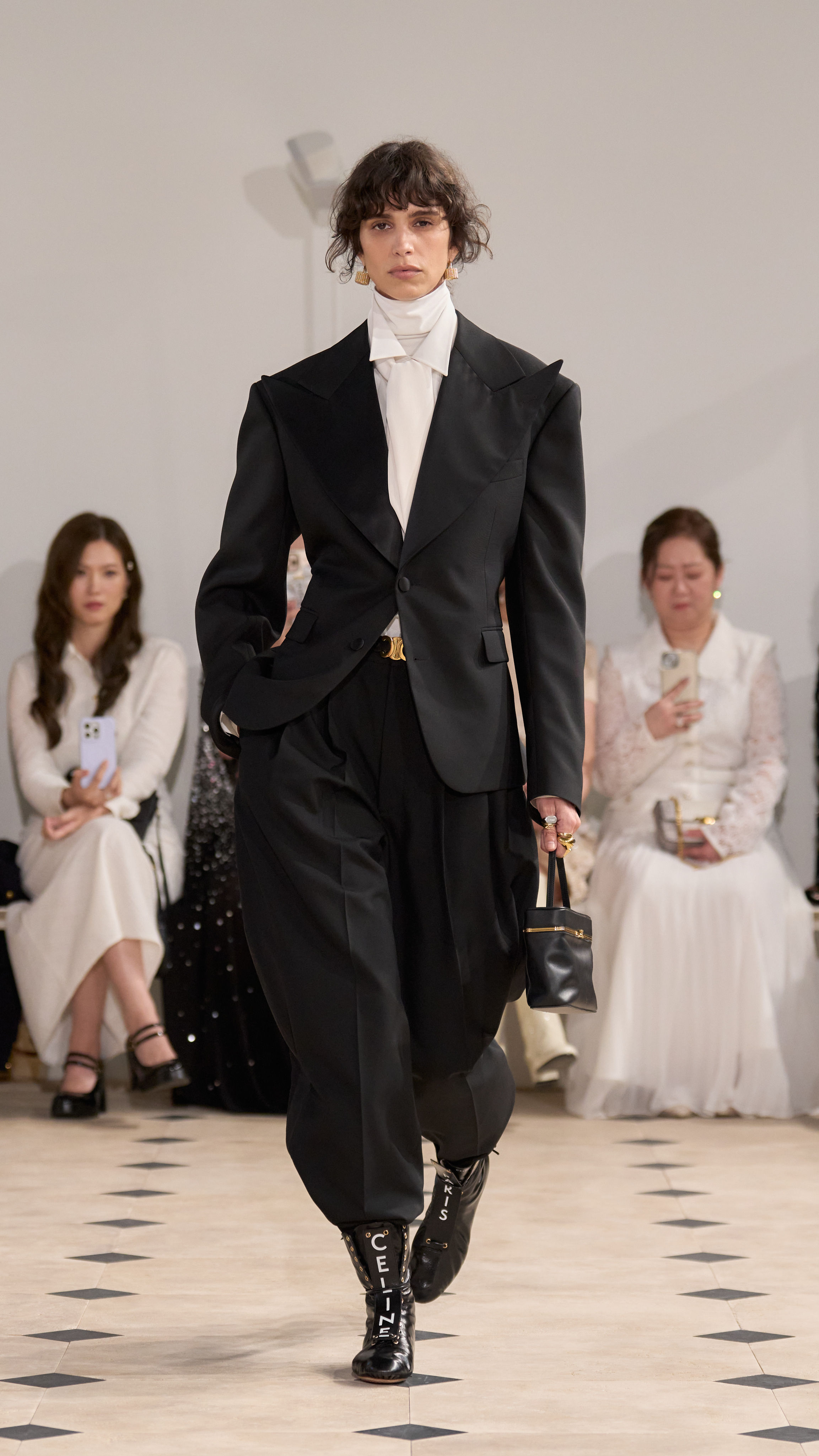 ▲▼  Celine新設計師首秀「囧臉包」  。（圖／品牌提供）