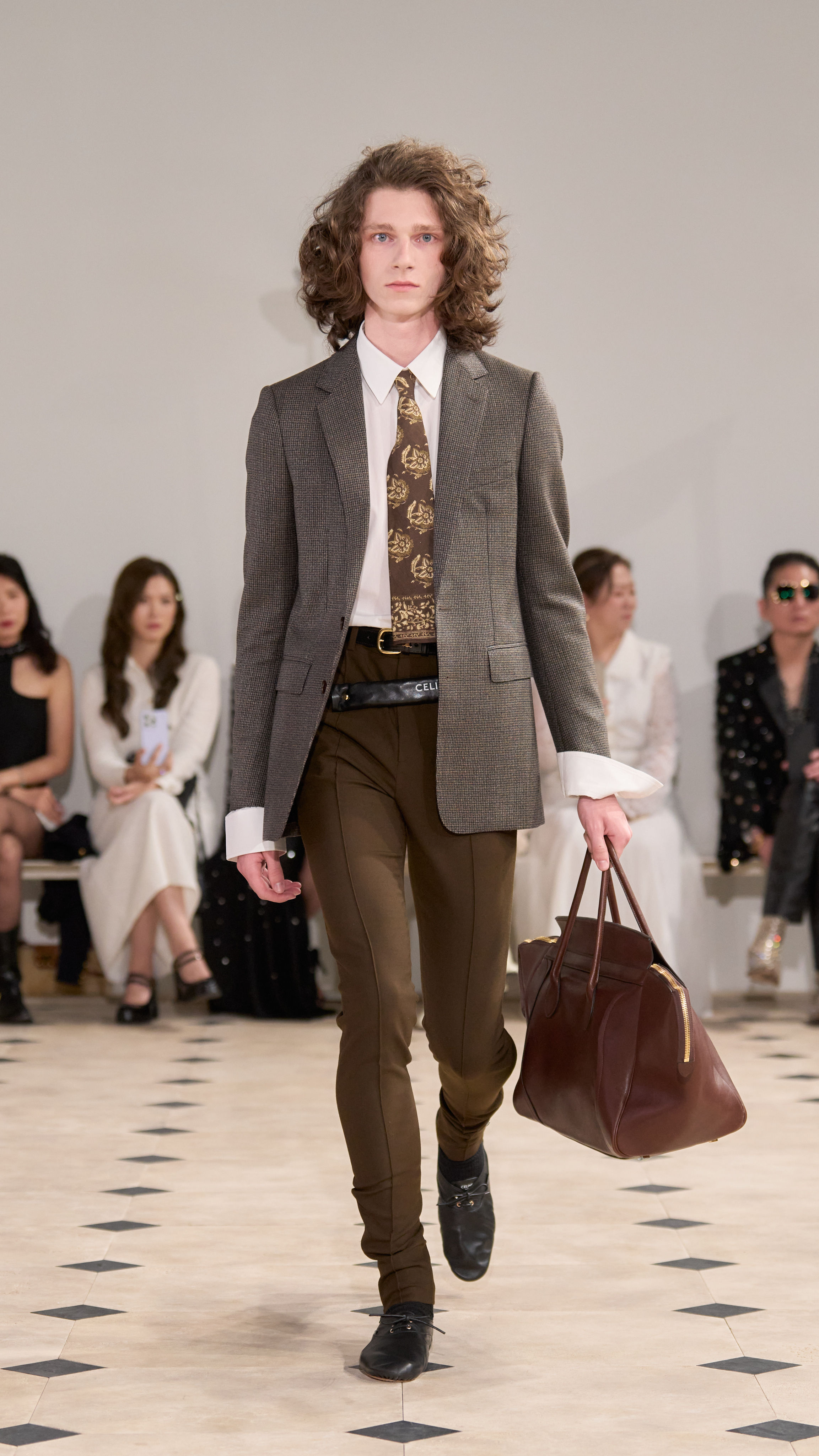 ▲▼  Celine新設計師首秀「囧臉包」  。（圖／品牌提供）