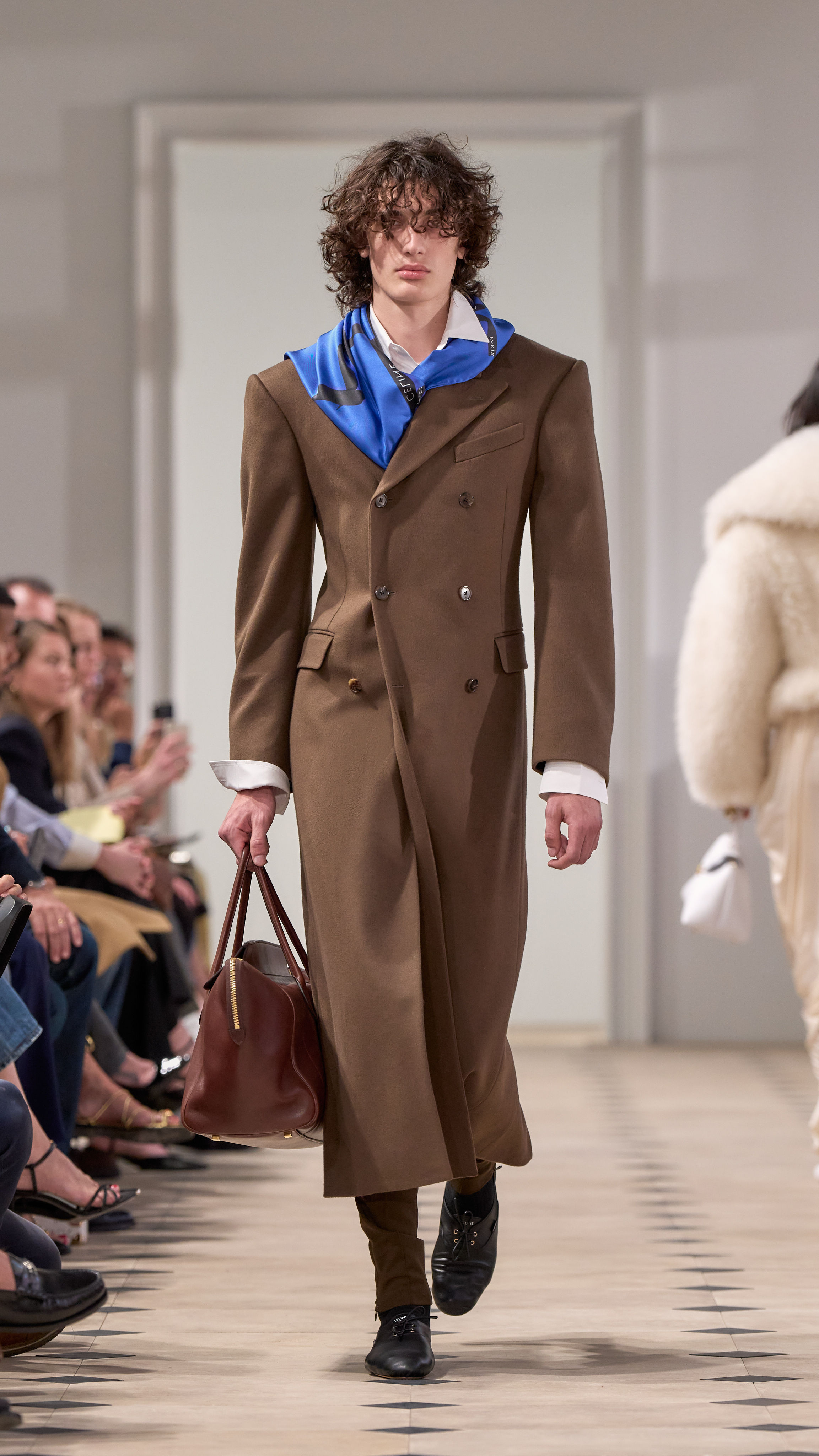 ▲▼  Celine新設計師首秀「囧臉包」  。（圖／品牌提供）