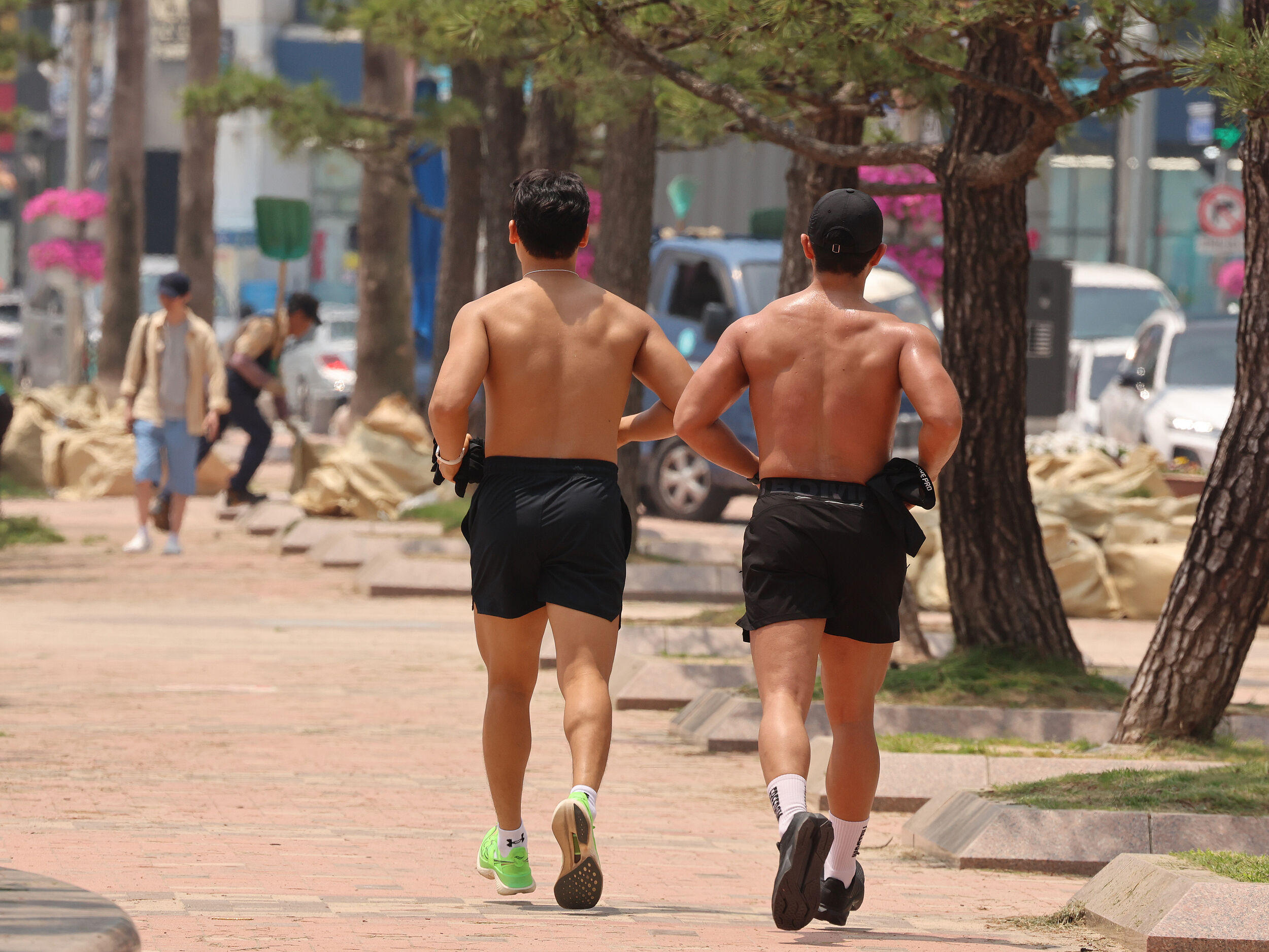 ▲▼南韓釜山高溫炎熱，市民在廣安里海水浴場慢跑。（圖／VCG）