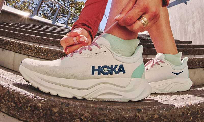 一踩就回彈！時髦跑鞋推薦：Nike、NB、HOKA…這雙美到想包色處理