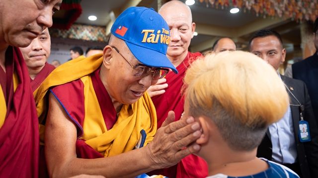 ▲▼達賴喇嘛90歲大壽戴「Team Taiwan」帽。（圖／翻攝臉書རྒྱལ་བ་རིན་པོ་ཆེ།）