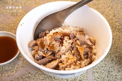50元鵝肉飯淋滿鹹香鵝油！