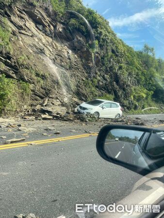 ▲▼台東台九線落石坍方，轎車猛撞土石堆受損。（圖／記者楊晨東翻攝）