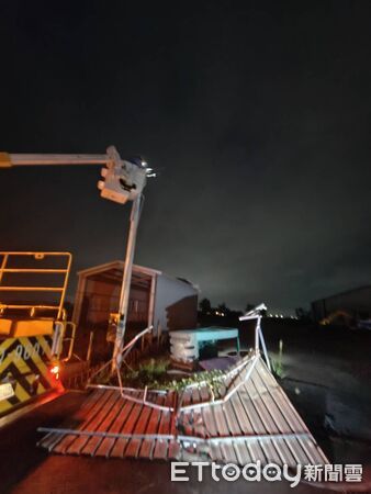 ▲丹娜絲強風吹倒台南沿海電桿與路樹，台電全力投入復電搶修作業。（記者林東良翻攝，下同）