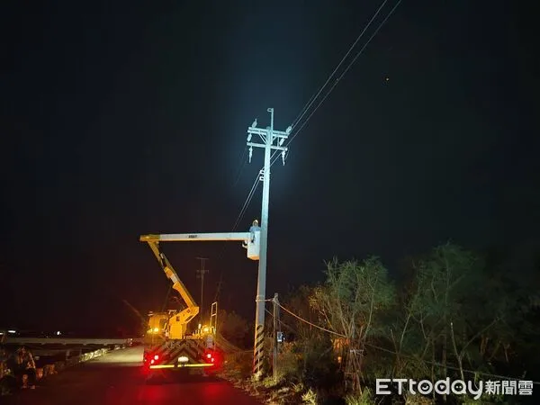 ▲丹娜絲強風吹倒台南沿海電桿與路樹，台電全力投入復電搶修作業。（記者林東良翻攝，下同）