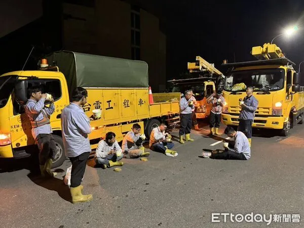 ▲丹娜絲強風吹倒台南沿海電桿與路樹，台電全力投入復電搶修作業。（記者林東良翻攝，下同）