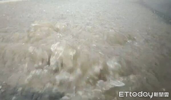 ▲彰化市彰員路淹水。（圖／民眾提供）