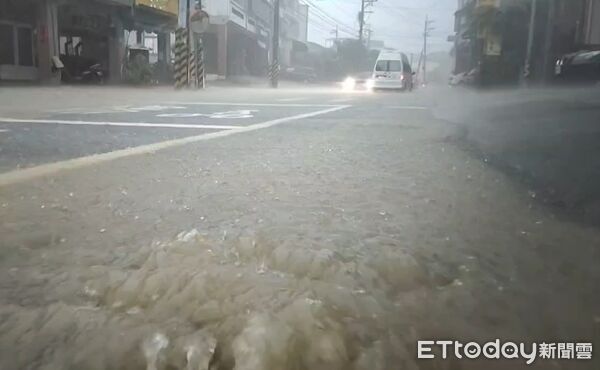 ▲彰化市彰員路淹水。（圖／民眾提供）