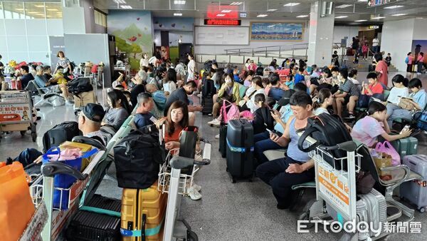 ▲▼上千名旅客滯留金門尚義機場。（圖／記者林名揚翻攝）