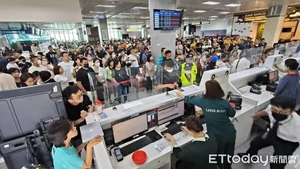 ▲▼上千名旅客滯留金門尚義機場。（圖／記者林名揚翻攝）