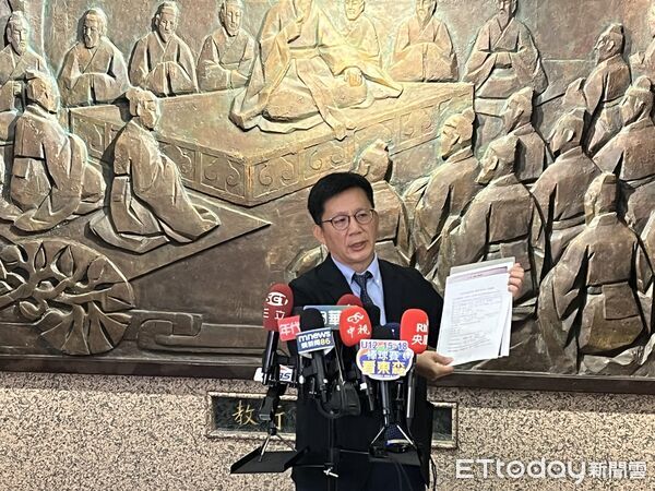 ▲▼教育部次長張廖萬堅指出，出訪帛琉參加「太平洋迷你運動會」，除自己機票是公務支出，其餘都是自費，沒有假公濟私。（圖／記者許敏溶攝）