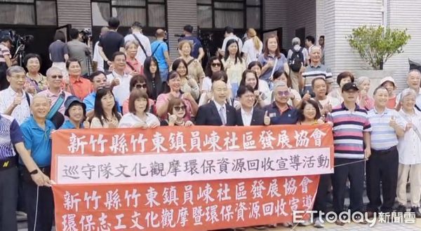 ▲韓國瑜向參觀立院的民眾宣傳罷免票投不同意。（圖／攝影中心）