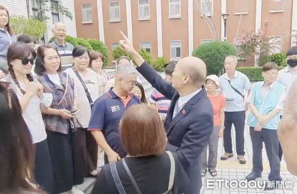 ▲韓國瑜向參觀立院的民眾宣傳罷免票投不同意。（圖／攝影中心）