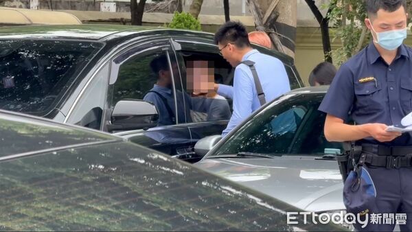 ▲土城姊妹遺體今相驗，父母心碎現身，父親哭到癱軟。（圖／記者陳以昇攝，下同）