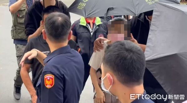 ▲土城姊妹遺體今相驗，父母心碎現身，父親哭到癱軟。（圖／記者陳以昇攝，下同）