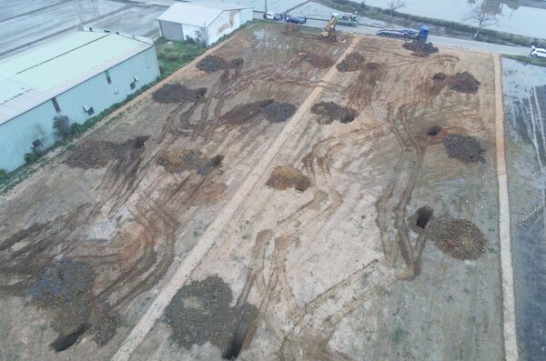 ▲桃園地檢署指揮警方，會同環境部保環管署北區管理中心等人員在新屋區租用農地開挖土方再回填建築廢棄物案，圖為被開挖農地。（資料照／桃園地檢署提供）