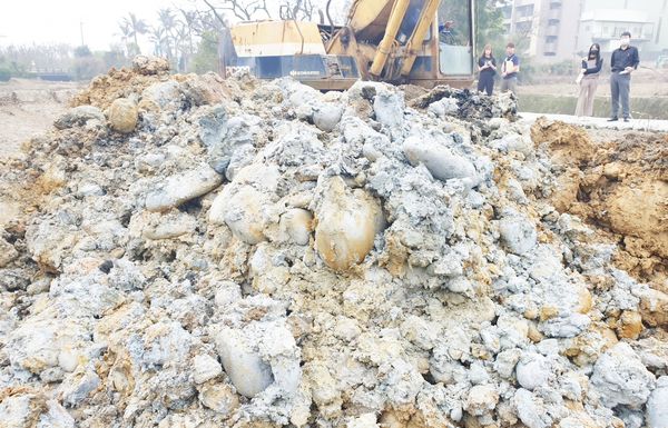 ▲桃園地檢署檢察官指揮警方，會同環境部保環管署北區管理中心等人員在新屋區租用農地現場蒐證開挖。（資料照／桃園地檢署提供）