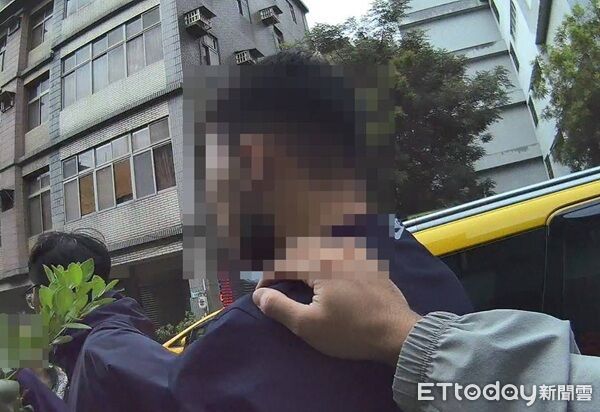 ▲警方自計程車上一把揪出詐騙嫌犯林男，並自車內取出驗鈔機。（圖／桃園警分局提供、下同）