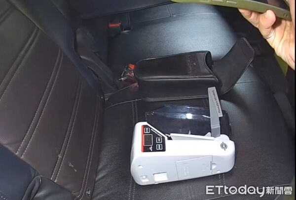 ▲警方自計程車上一把揪出詐騙嫌犯林男，並自車內取出驗鈔機。（圖／桃園警分局提供、下同）
