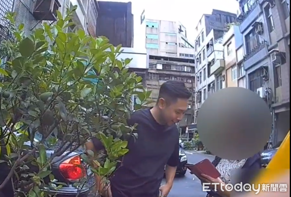 ▲被害人黃女還一頭霧水的被請下車，員警則說明此為假投資真詐騙。（圖／桃園警分局提供）