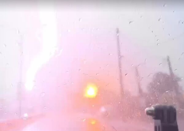 ▲彰化雷電劈中電杆起火爆炸。（圖／民眾提供）