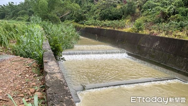 ▲▼大樹光電板吃掉山林！風災後變黃河　高市府24小時駐守說話了。（圖／記者賴文萱翻攝）